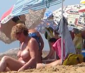 Topless mama hija playa FULL HD traviesox